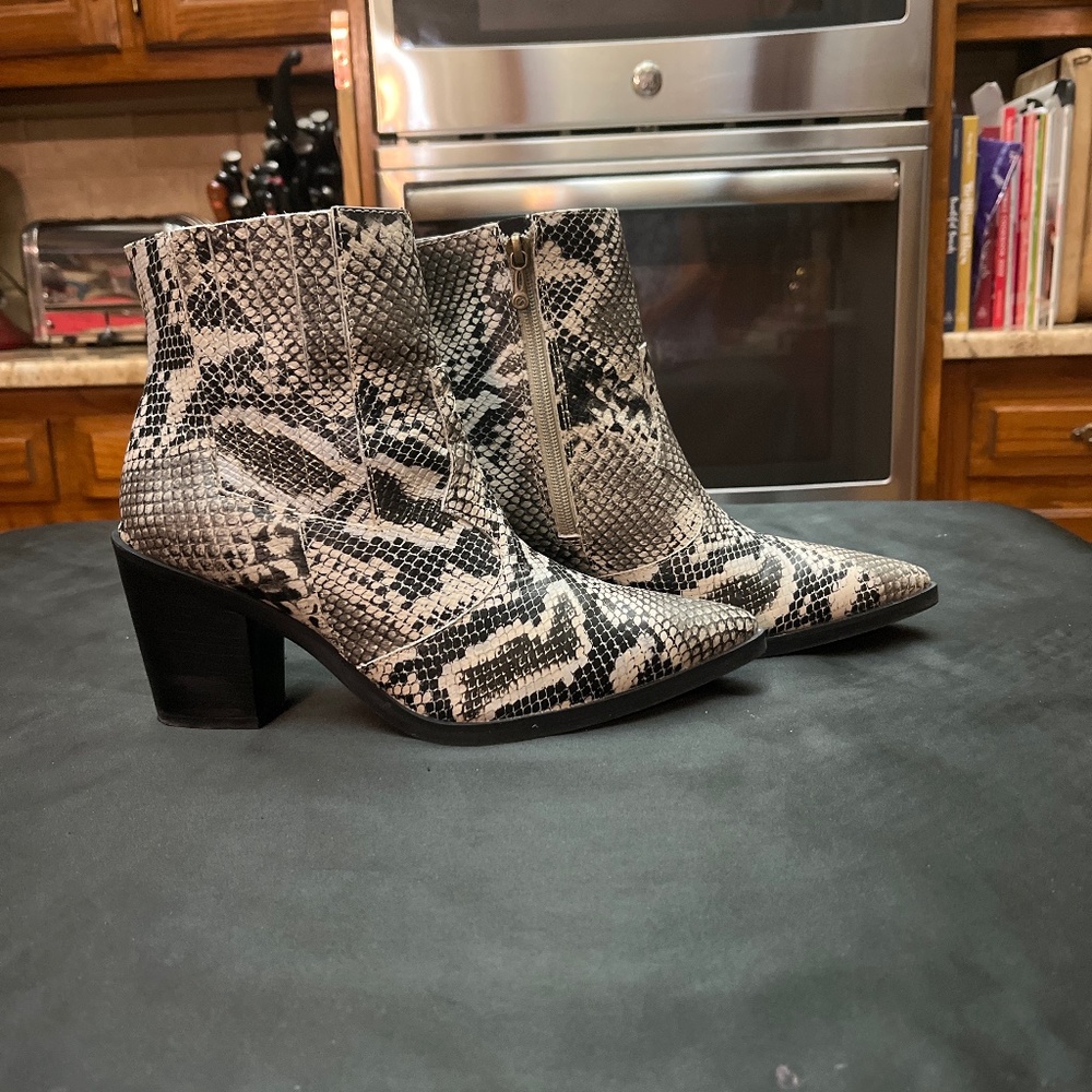 Like New Blondo Que Waterproof Snakeskin Leather Boots.  9.5 M.